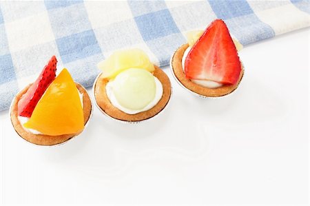 simsearch:400-08341539,k - fruit tarts Stockbilder - Microstock & Abonnement, Bildnummer: 400-04756263