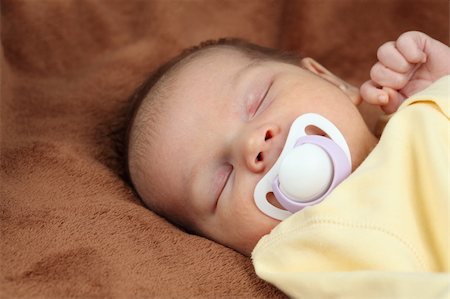 simsearch:400-07088353,k - Newborn baby sleeping on soft brown blanket Foto de stock - Royalty-Free Super Valor e Assinatura, Número: 400-04756447