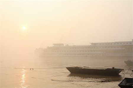 Sunrise on Yangtze river, China Fotografie stock - Microstock e Abbonamento, Codice: 400-04756994