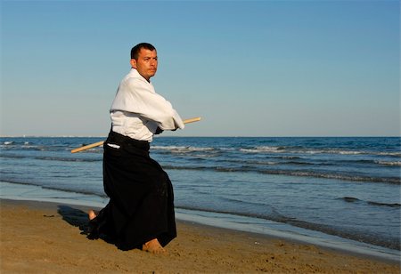 plage (sable) - a young man are training in Aikido on the beach Foto de stock - Super Valor sin royalties y Suscripción, Código: 400-04757080