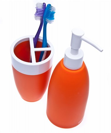 simsearch:693-06324350,k - Soap bottle and toothbrush holder with toothbrushes isolated on white. Stockbilder - Microstock & Abonnement, Bildnummer: 400-04757566