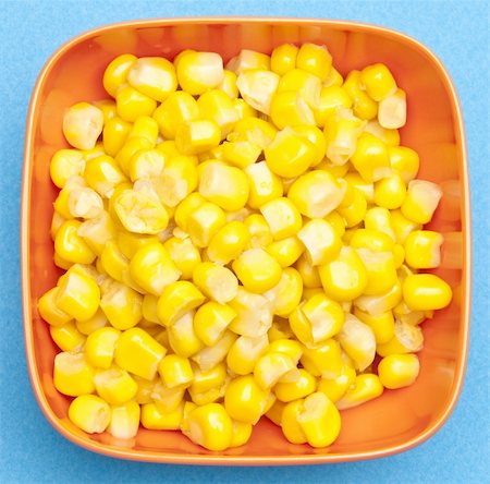 simsearch:400-04759345,k - Bowl of canned corn on a vibrant blue background. Stockbilder - Microstock & Abonnement, Bildnummer: 400-04757603
