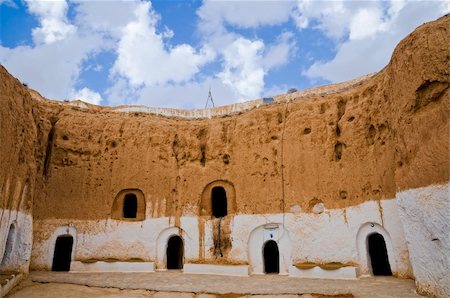saltywind (artist) - Berber caves with blue sky and white clouds in Tunisia Photographie de stock - Aubaine LD & Abonnement, Code: 400-04757704