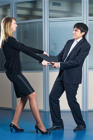 Argue for laptop between businessman and businesswoman Foto de stock - Super Valor sin royalties y Suscripción, Código: 400-04757734