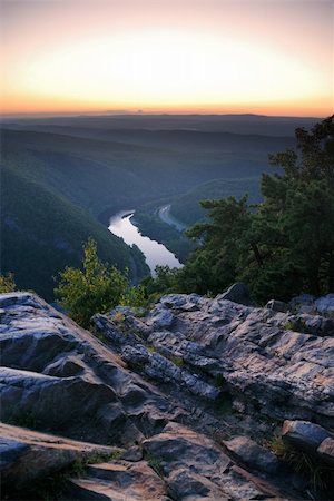 Mountain peak view panorama at dusk with river and trees from Delaware Water Gap, Pennsylvania. Photographie de stock - Aubaine LD & Abonnement, Code: 400-04758258