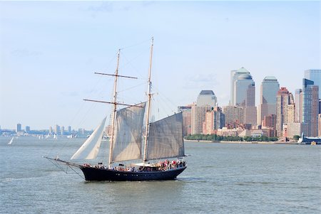 simsearch:845-02726325,k - New York City Manhattan skyline with skyscrapers and sailing boat Foto de stock - Super Valor sin royalties y Suscripción, Código: 400-04758314