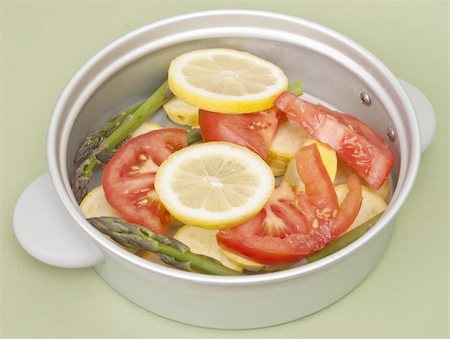 steamer tray - Fresh Asparagus, Squash, Lemons, and Tomatos in a Steamer Before Cooking. Foto de stock - Super Valor sin royalties y Suscripción, Código: 400-04758698