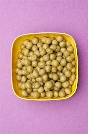 simsearch:400-04804401,k - Bowl of Canned Peas on a Vibrant Purple Background. Foto de stock - Super Valor sin royalties y Suscripción, Código: 400-04759074