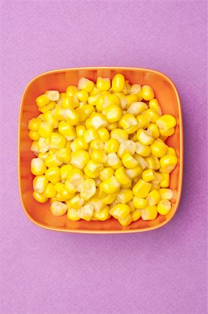 simsearch:400-04804401,k - Bowl of Canned Corn on a Vibrant Purple Background. Foto de stock - Super Valor sin royalties y Suscripción, Código: 400-04759070