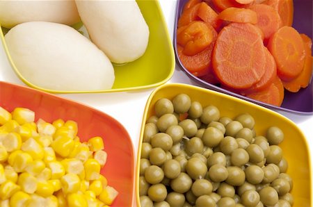 simsearch:400-04759344,k - Vibrant Canned Vegetables Isolated on White close up.  Carrots, Corn, White Potatoes, and Peas. Foto de stock - Super Valor sin royalties y Suscripción, Código: 400-04759343