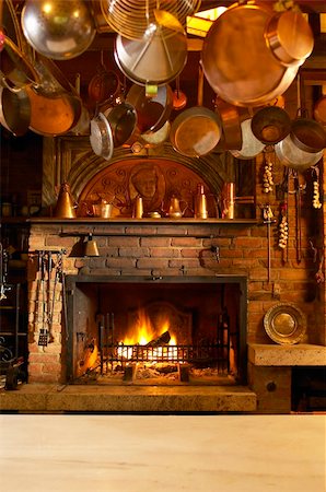 pan to the fire - a beautiful rustic antique kitchen with fireplace Foto de stock - Super Valor sin royalties y Suscripción, Código: 400-04759497