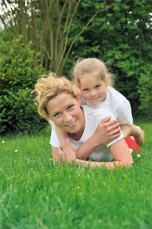 simsearch:400-04795754,k - Young mother and daughter laying on the grass Foto de stock - Royalty-Free Super Valor e Assinatura, Número: 400-04750094