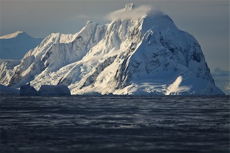 simsearch:400-05273393,k - Beautiful snow-capped mountains against the sky Foto de stock - Royalty-Free Super Valor e Assinatura, Número: 400-04750149