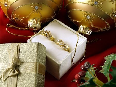 christmas decoration, diamond earrings and gift box Photographie de stock - Aubaine LD & Abonnement, Code: 400-04750194