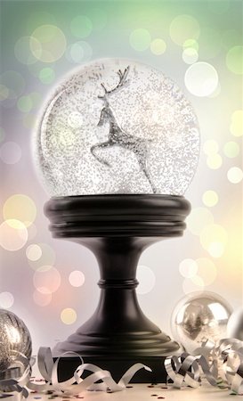 simsearch:400-05674130,k - Snow globe with ornaments against a colored background Photographie de stock - Aubaine LD & Abonnement, Code: 400-04750694