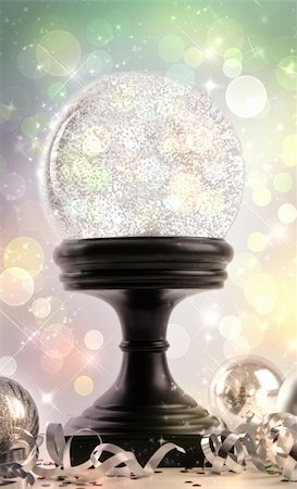 simsearch:400-04551895,k - Snow globe with ornaments against a colored background Fotografie stock - Microstock e Abbonamento, Codice: 400-04750695