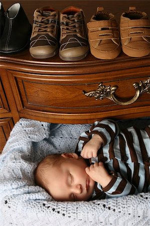 Month old baby boy sleeping in a drawer Foto de stock - Super Valor sin royalties y Suscripción, Código: 400-04751253