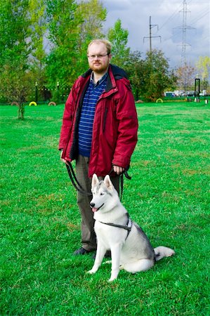 Man with a dog breed Siberian Husky Foto de stock - Super Valor sin royalties y Suscripción, Código: 400-04752224