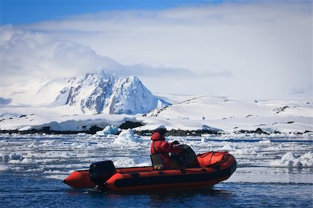 simsearch:400-08774806,k - man in the red boat in Antarctic waters Stockbilder - Microstock & Abonnement, Bildnummer: 400-04753111