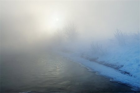 simsearch:400-04308322,k - Dawn frosty day in February, the fog and sun Photographie de stock - Aubaine LD & Abonnement, Code: 400-04753144