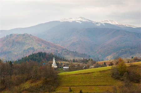 simsearch:400-05246721,k - Traditional  village in  Carpathian mountains in autumn. Ukraine Stockbilder - Microstock & Abonnement, Bildnummer: 400-04764135