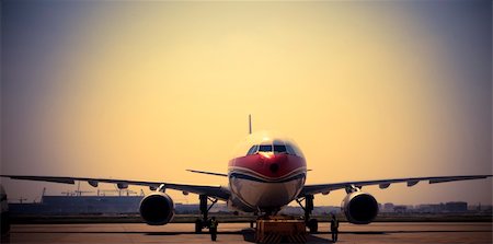 avion est en attente de départ à l'aéroport de pudong de shanghai Chine. Photographie de stock - Aubaine LD & Abonnement, Code: 400-04764286