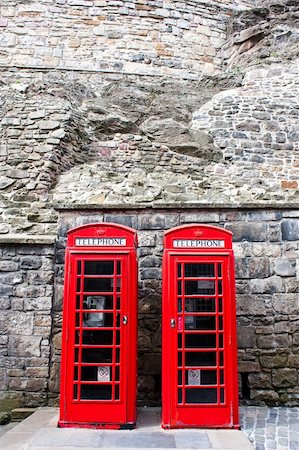red call box - Traditional British landmark: two red telephone boxes in Edimburgh Photographie de stock - Aubaine LD & Abonnement, Code: 400-04764347