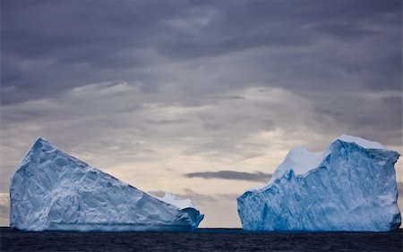 simsearch:400-05383454,k - Huge icebergs in Antarctica, dark sky Foto de stock - Royalty-Free Super Valor e Assinatura, Número: 400-04764544