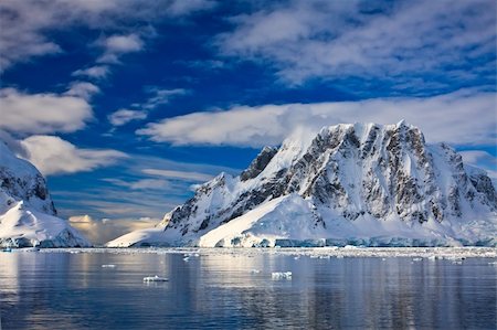 simsearch:400-04299207,k - Beautiful snow-capped mountains against the blue sky in Antarctica Stock Photo - Budget Royalty-Free & Subscription, Code: 400-04764545