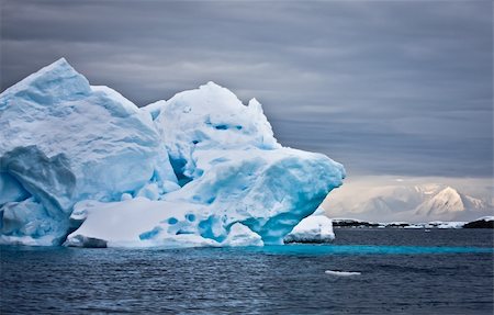 simsearch:400-05383454,k - Huge iceberg in Antarctica, dark sky Foto de stock - Royalty-Free Super Valor e Assinatura, Número: 400-04764542