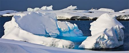 simsearch:400-05383454,k - Huge icebergs in Antarctica, blue sky, azure water, sunny day Foto de stock - Royalty-Free Super Valor e Assinatura, Número: 400-04764556