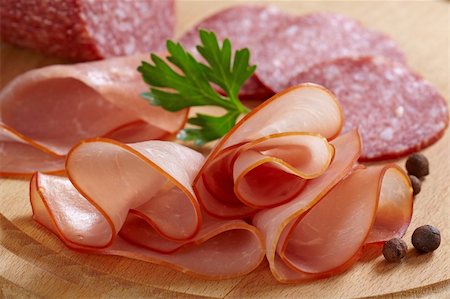 simsearch:400-04848063,k - prosciutto meat and salami sausage on wooden cutting board Foto de stock - Super Valor sin royalties y Suscripción, Código: 400-04764918