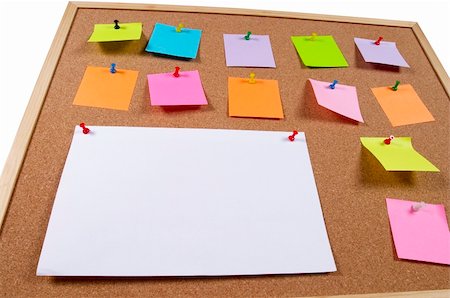 Cork office notice board with blank colorful sticker notes macro shot background Fotografie stock - Microstock e Abbonamento, Codice: 400-04764944