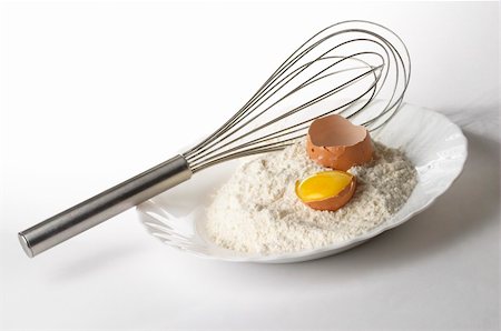 Flour pile, egg and metal whisker over gray gradient background Foto de stock - Royalty-Free Super Valor e Assinatura, Número: 400-04764962