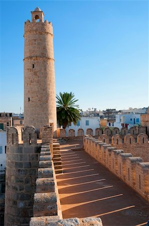 sousse - Tower of the Ribat (ancient arab fortress) at Sousse, Tunisia Foto de stock - Super Valor sin royalties y Suscripción, Código: 400-04765096