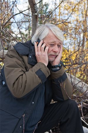 simsearch:400-03989090,k - Mature busy man with grey hair in forest talking on the phone in autumn day. Fotografie stock - Microstock e Abbonamento, Codice: 400-04765146