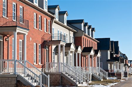 A row of recently built townhouses on a suburban street in winter. Foto de stock - Royalty-Free Super Valor e Assinatura, Número: 400-04765880