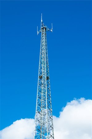 radio tower - Reception antenna on the bright summer day Photographie de stock - Aubaine LD & Abonnement, Code: 400-04766105
