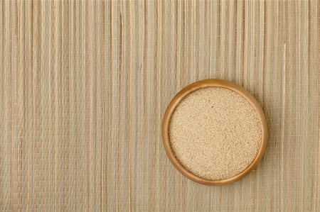 a small wooden bowl of amaranth grain on a grass mat Photographie de stock - Aubaine LD & Abonnement, Code: 400-04766616