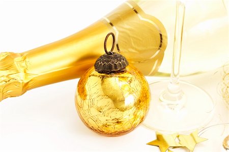 simsearch:400-06457293,k - a golden vintage christmas ball with bottom of a champagne glass and a champagne bottle on white Foto de stock - Super Valor sin royalties y Suscripción, Código: 400-04766819