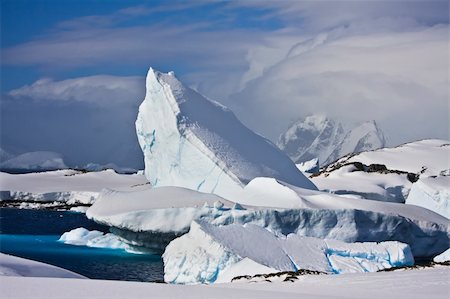 simsearch:400-05383454,k - Huge iceberg in Antarctica, blue sky, azure water, sunny day Foto de stock - Royalty-Free Super Valor e Assinatura, Número: 400-04767627