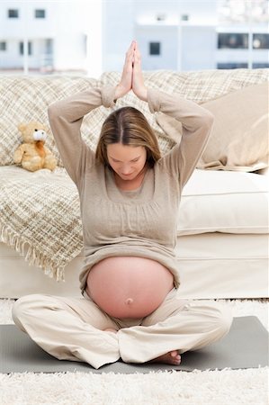 simsearch:400-04767824,k - Pregnant woman doing yoga on the floor of her living-room at home Foto de stock - Royalty-Free Super Valor e Assinatura, Número: 400-04767846