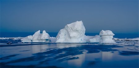 simsearch:700-00169204,k - Antarctic iceberg in the snow Photographie de stock - Aubaine LD & Abonnement, Code: 400-04769093