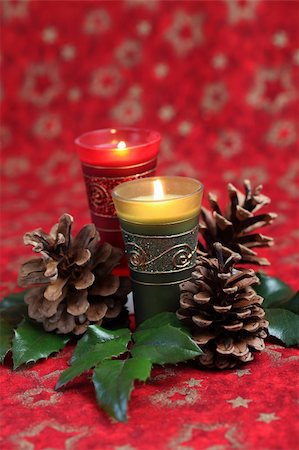 simsearch:400-04749446,k - Christmas arrangement with candles and cones on red background. Shallow dof Foto de stock - Super Valor sin royalties y Suscripción, Código: 400-04760098