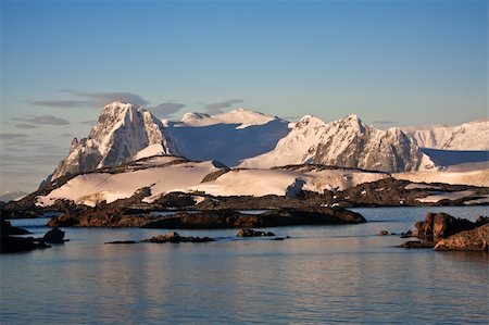 simsearch:400-05273393,k - Beautiful snow-capped mountains against the blue sky Foto de stock - Royalty-Free Super Valor e Assinatura, Número: 400-04760145