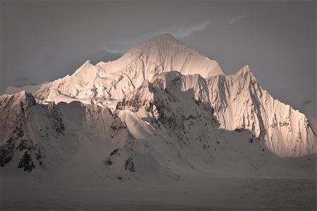 simsearch:400-05273393,k - Beautiful snow-capped mountains against the sky Foto de stock - Royalty-Free Super Valor e Assinatura, Número: 400-04760157