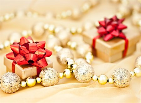 The gold background golden gift box with red tassels of golden ball strings. Fotografie stock - Microstock e Abbonamento, Codice: 400-04760168