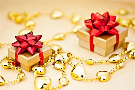 On the golden background gift box with a golden heart strings. Fotografie stock - Microstock e Abbonamento, Codice: 400-04760169