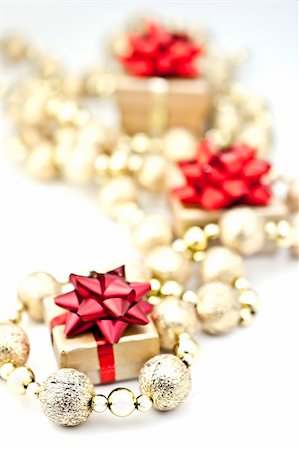 On a white background golden gift box with red tassels of golden ball chain. Foto de stock - Royalty-Free Super Valor e Assinatura, Número: 400-04760178