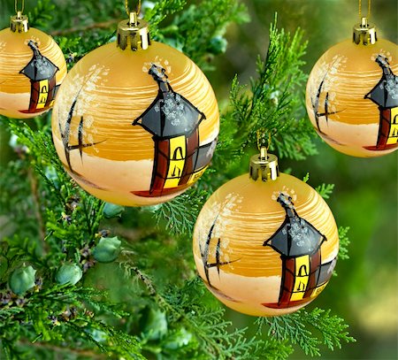 simsearch:400-04499150,k - live green christmas tree pine tree decorated with fancy gold bauble ball decorations Foto de stock - Royalty-Free Super Valor e Assinatura, Número: 400-04760859